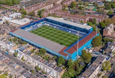 Toàn cảnh sân vận động Loftus Road nhìn từ trên cao, biểu tượng của Queens Park Rangers tại London.