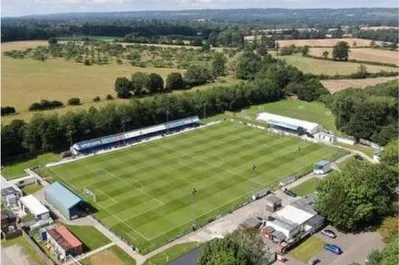 Toàn cảnh Sân vận động Longmead nhìn từ trên cao, sân nhà của Tonbridge Angels