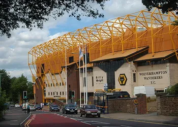 Toàn cảnh sân vận động Molineux, sân nhà lịch sử của Wolverhampton Wanderers.