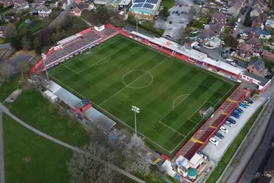 Toàn cảnh sân vận động North Street (Impact Arena) nhìn từ trên cao, sân nhà của câu lạc bộ Alfreton Town