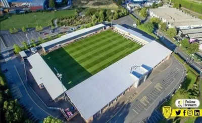 Toàn cảnh sân vận động Pirelli nhìn từ trên cao, sân nhà của Burton Albion