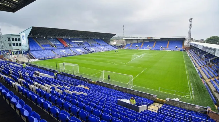Toàn cảnh sân vận động Prenton Park và mặt sân cỏ
