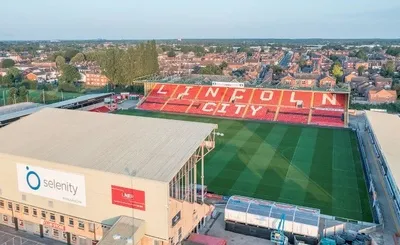 Toàn cảnh sân vận động Sincil Bank nhìn từ trên cao, biểu tượng của Lincoln City FC
