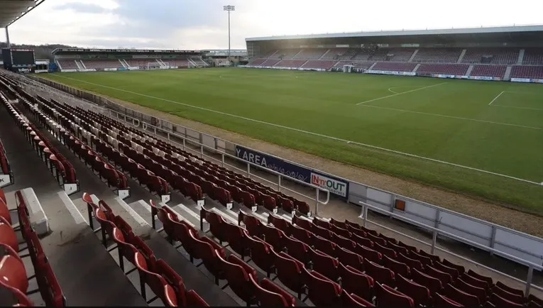 Toàn cảnh sân vận động Sixfields từ khán đài
