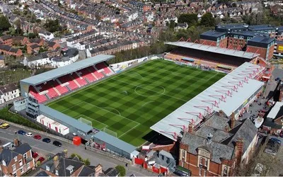 Toàn cảnh sân vận động St. James Park của Exeter City từ trên cao, hiển thị cấu trúc tổng thể và các khán đài