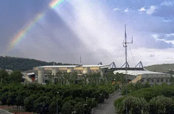 Toàn cảnh sân vận động Stade Geoffroy-Guichard, sân nhà lịch sử của AS Saint-Étienne.