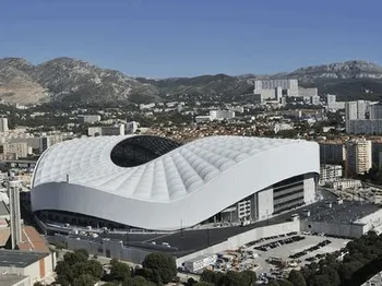 Toàn cảnh sân vận động Stade Velodrome huyền thoại nhìn từ trên cao, sân nhà của Olympique de Marseille.