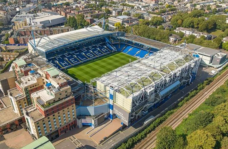 Toàn cảnh sân vận động Stamford Bridge nhìn từ trên không, phô diễn quy mô và vị trí địa lý của sân