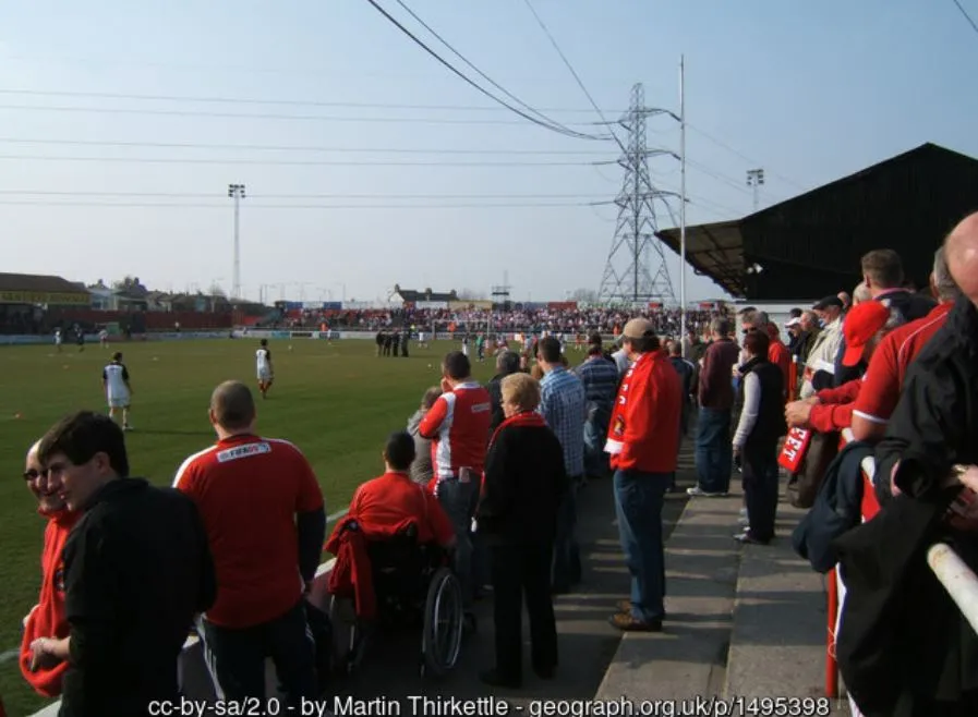Toàn cảnh sân vận động Stonebridge Road trong một ngày thi đấu của Ebbsfleet United, tràn ngập không khí cổ vũ
