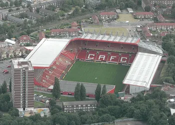 Toàn cảnh sân vận động The Valley của Charlton Athletic nhìn từ trên cao, thể hiện kiến trúc độc đáo và vị trí trung tâm của câu lạc bộ tại London.