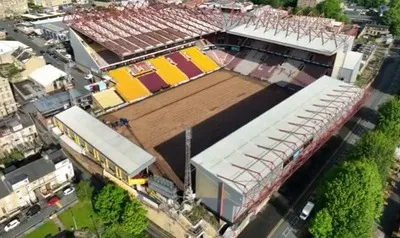 Toàn cảnh sân vận động Valley Parade nhìn từ trên cao, thể hiện kiến trúc độc đáo và không gian rộng lớn của sân nhà Bradford City FC