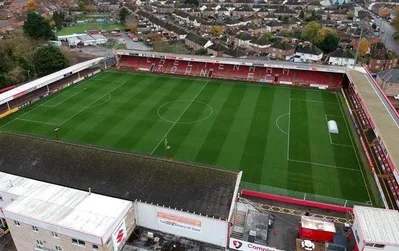 Toàn cảnh sân vận động Whaddon Road, sân nhà của Cheltenham Town FC