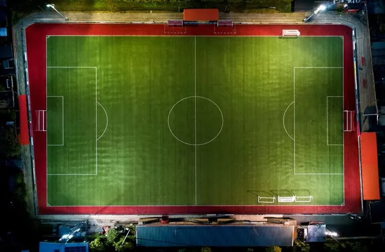 Toàn cảnh sân vận động Woodside Road của câu lạc bộ Worthing FC nhìn từ trên cao, thể hiện quy mô và vị trí tại thị trấn Worthing.