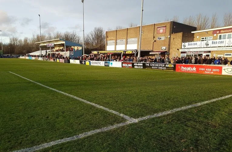Tổng quan các khán đài bên trong sân vận động Mariners Park, nơi cổ động viên South Shields FC cổ vũ đội nhà.