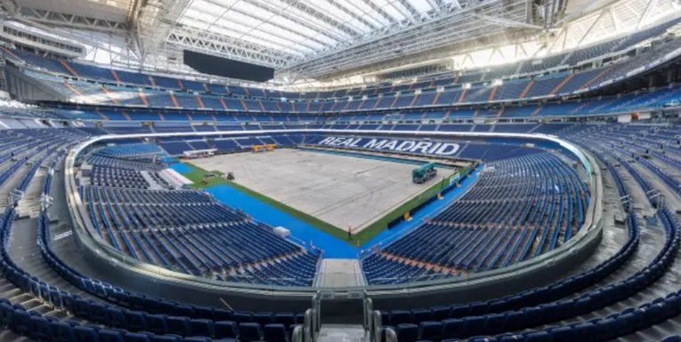 Tổng quan khu vực khán đài tại Santiago Bernabéu, thể hiện sức chứa và thiết kế chỗ ngồi