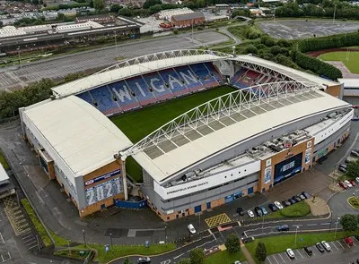 Tổng quan Sân vận động Brick Community từ trên cao, sân nhà của Wigan Athletic