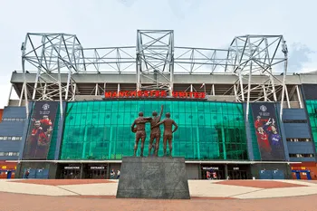Tổng quan sân vận động Old Trafford với kiến trúc biểu tượng của Manchester United