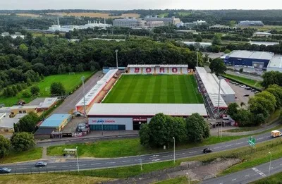 Tổng quan trên cao sân vận động Broadhall Way của Stevenage FC, một biểu tượng của bóng đá Anh cấp thấp.