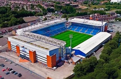 Tổng quan từ trên cao sân Ewood Park, sân nhà lịch sử của Blackburn Rovers nhìn từ trên không, cho thấy kiến trúc truyền thống và không gian rộng lớn.