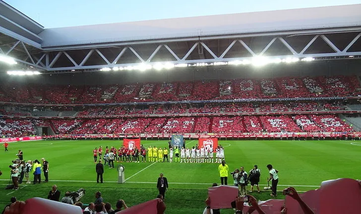 Trận đấu đầu tiên tại Stade Pierre-Mauroy với khán đài đông kín người hâm mộ
