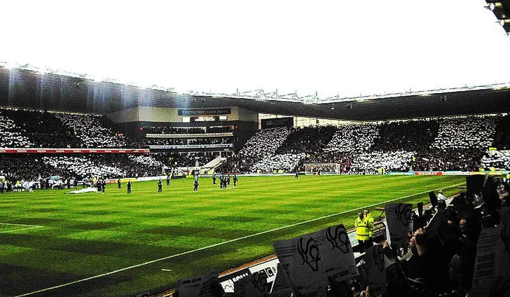 Trận đấu giữa Derby County và Manchester United trên sân Pride Park với khán đài đông kín cổ động viên