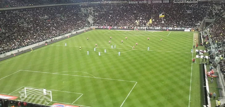 Trận đấu giữa Juventus và Napoli diễn ra sôi nổi tại Allianz Stadium với ánh đèn sân rực rỡ