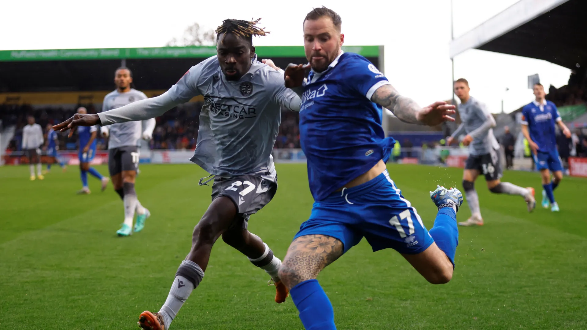 Trung vệ Amadou Mbengue trong màu áo Reading FC