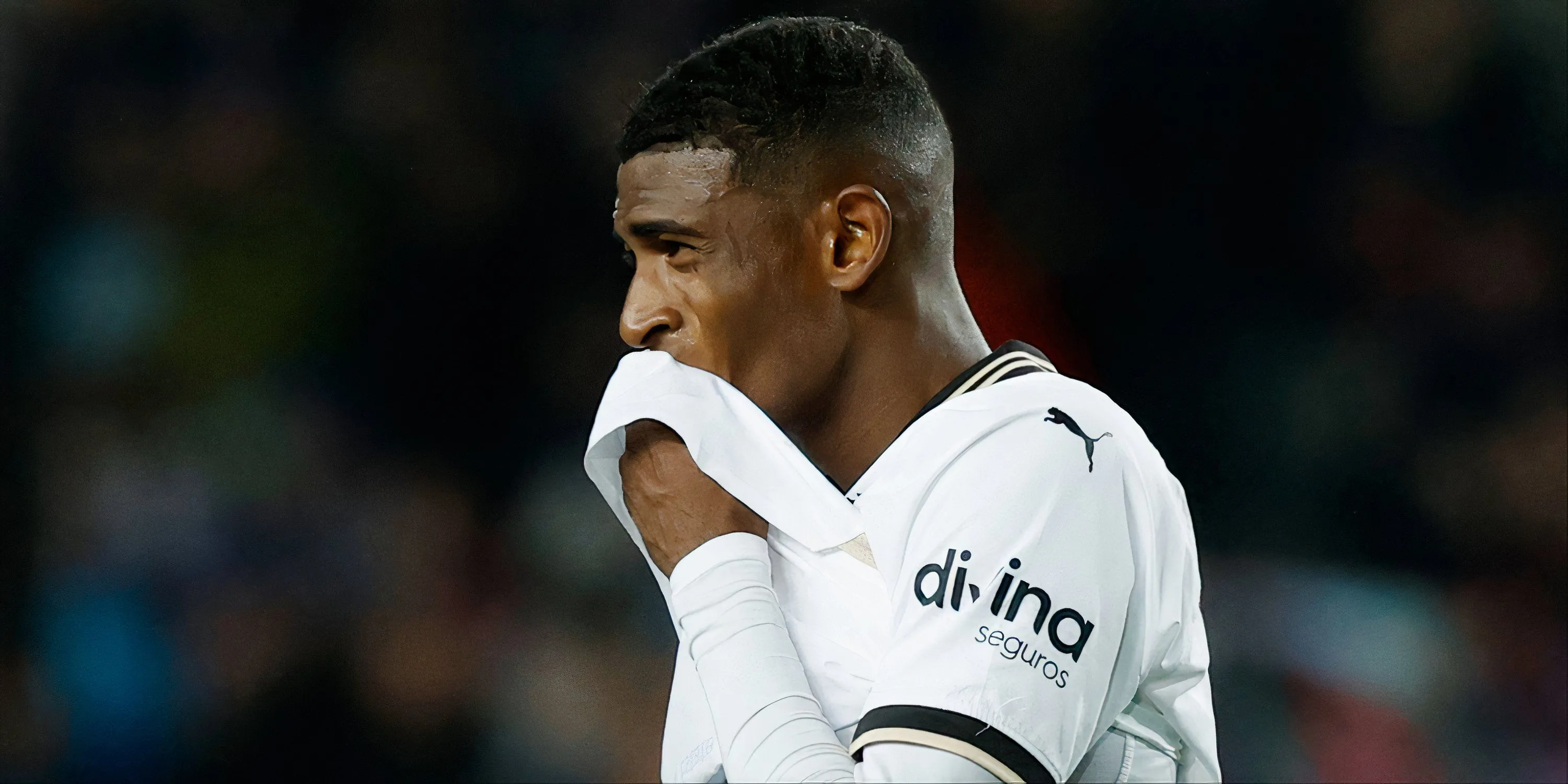 Trung vệ Cristhian Mosquera của Valencia được xác nhận gia nhập Arsenal