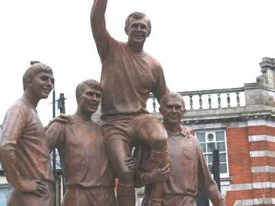 Tượng đài Champions Statue vinh danh các huyền thoại World Cup 1966 của West Ham tại Upton Park