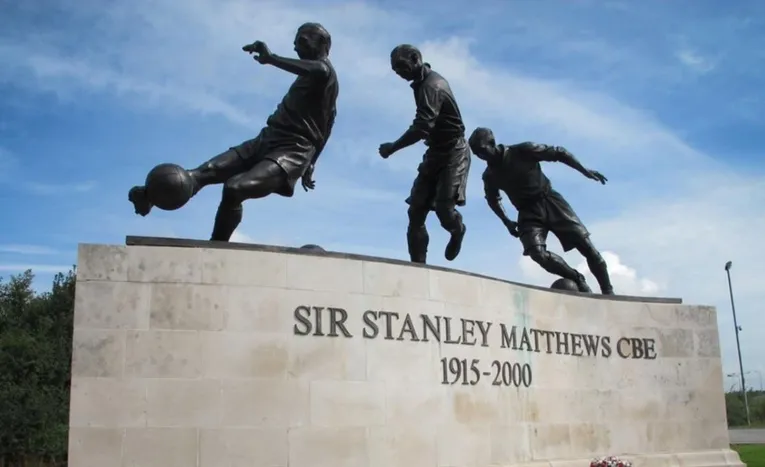 Tượng đài Sir Stanley Matthews, huyền thoại vĩ đại của câu lạc bộ Stoke City FC, bên ngoài sân vận động.
