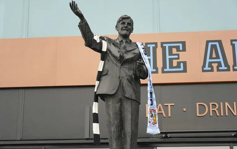 Tượng danh thủ Jimmy Hill tại sân vận động Coventry Building Society Arena, biểu tượng của Coventry City.