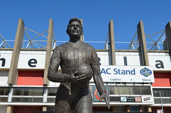 Tượng Joe Shaw, cầu thủ kỷ lục về số lần ra sân của Sheffield United, đặt bên ngoài sân Bramall Lane