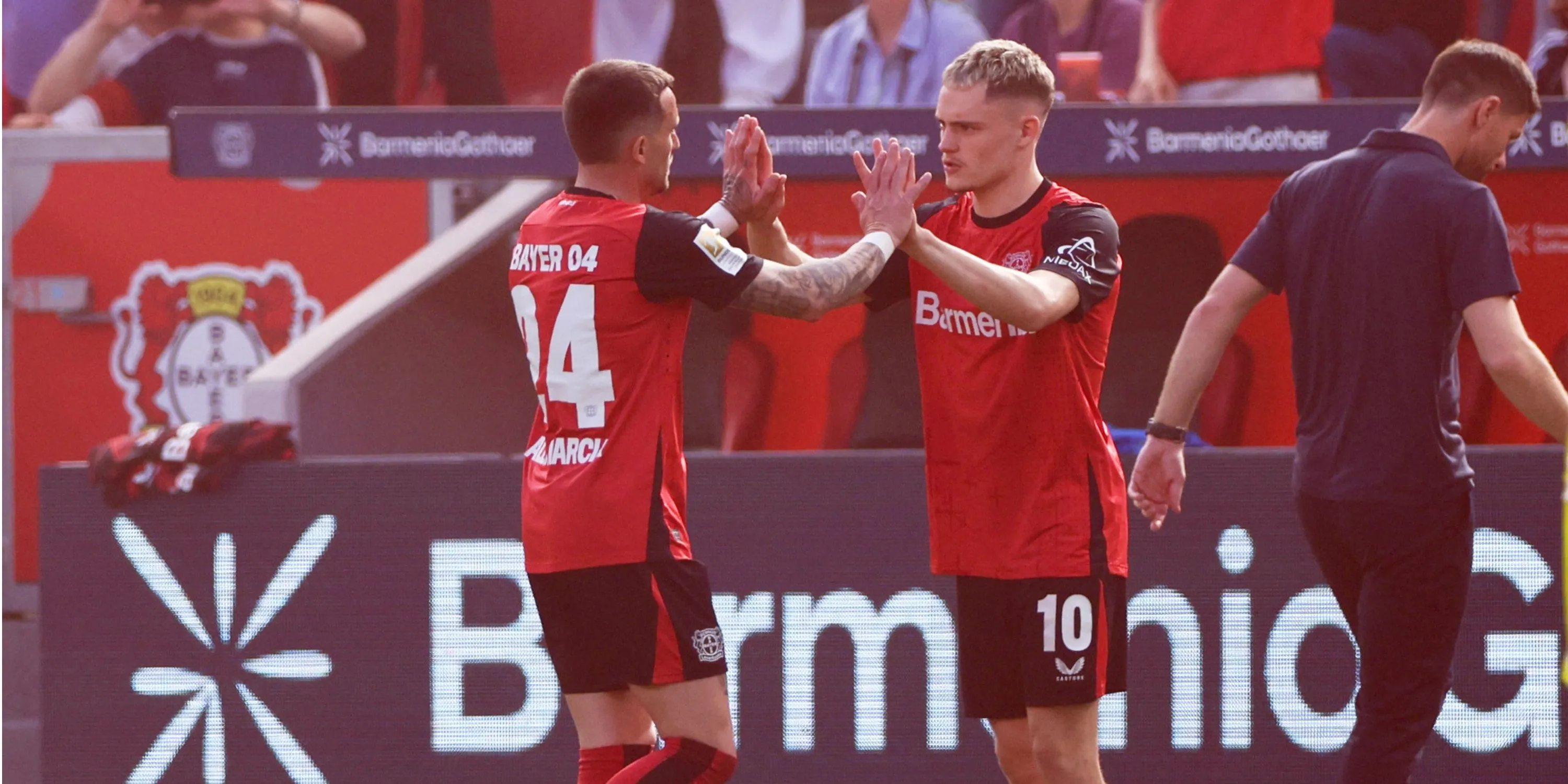 Aleix García rời sân trong màu áo Bayer Leverkusen, cựu đồng đội của Granit Xhaka
