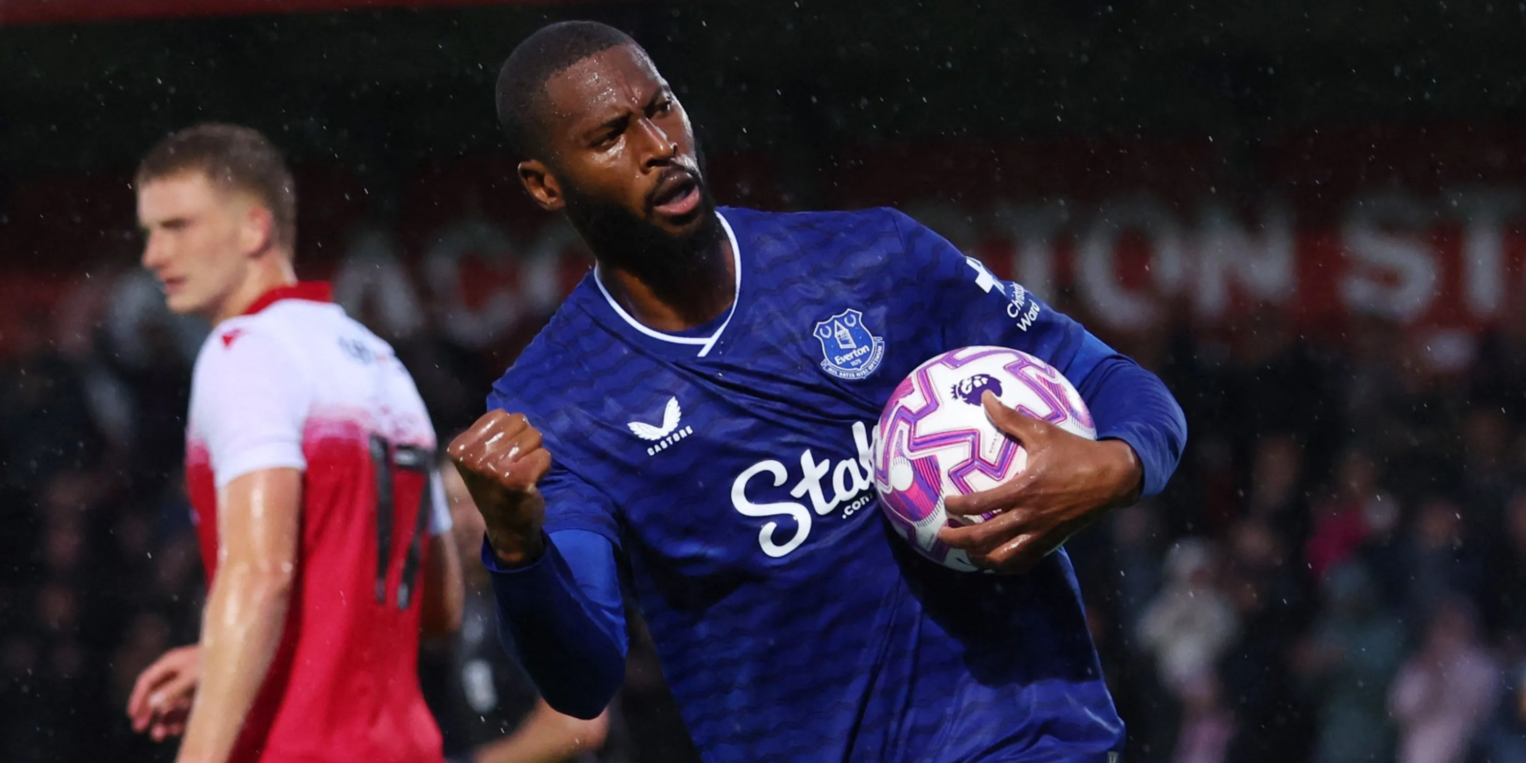 Beto ăn mừng bàn thắng trong màu áo Everton, minh chứng cho khả năng dứt điểm của tiền đạo này.