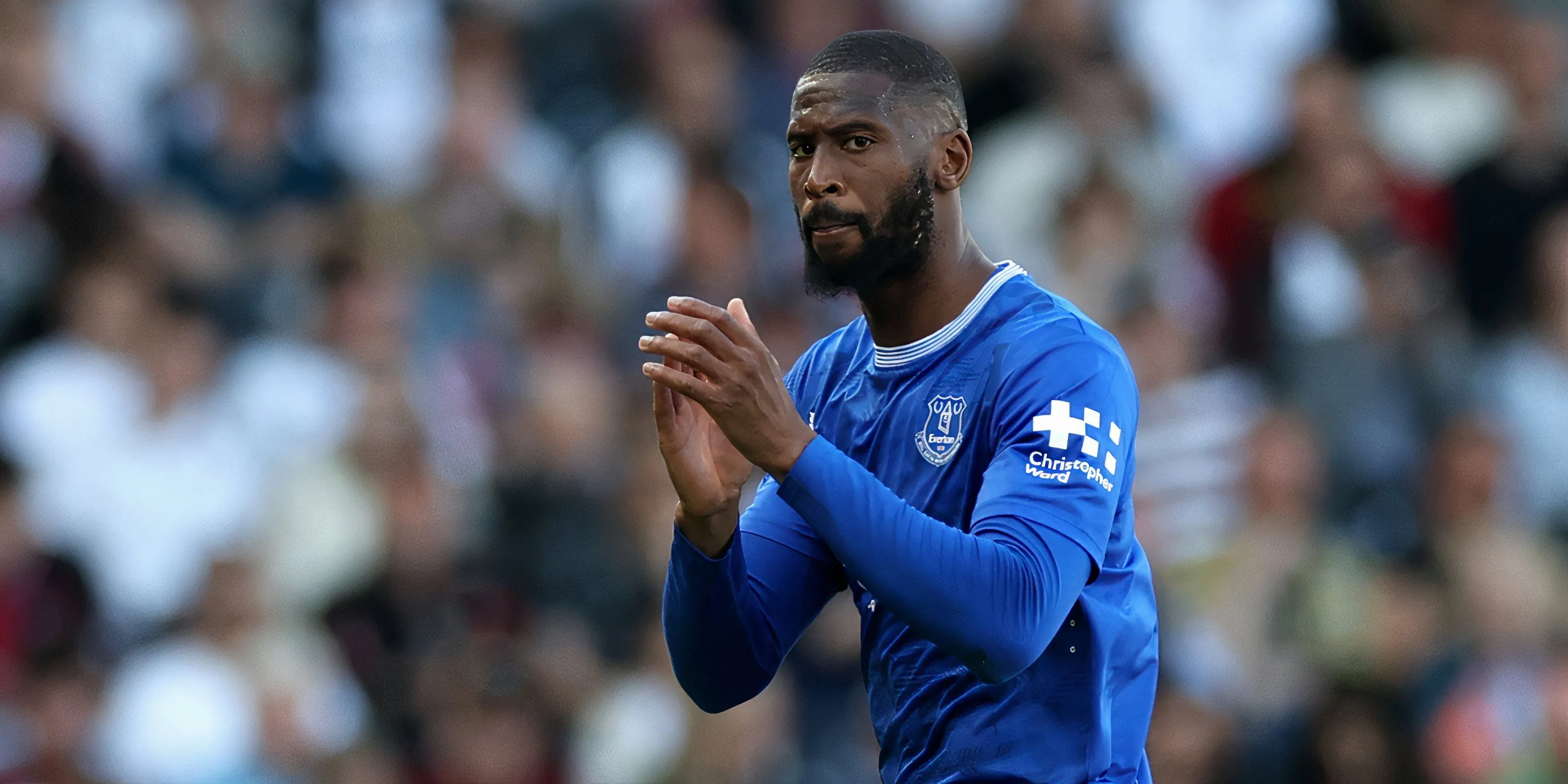 Beto trong màu áo Everton, hình ảnh tiền đạo người Bồ Đào Nha thi đấu trên sân cỏ Ngoại hạng Anh.