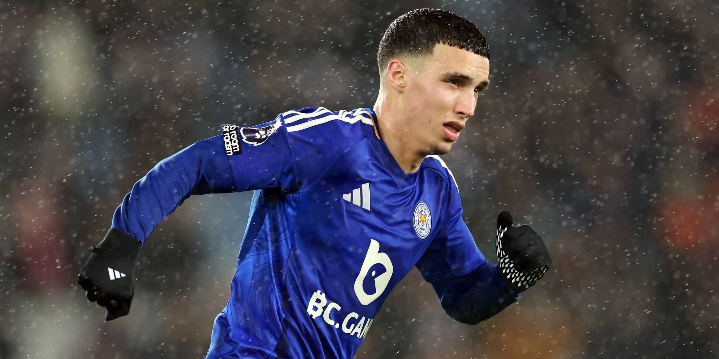 Bilal El Khannouss trong màu áo Leicester City, một tiền vệ tấn công trẻ đầy triển vọng được kỳ vọng sẽ nâng cấp hàng công của Leeds United.