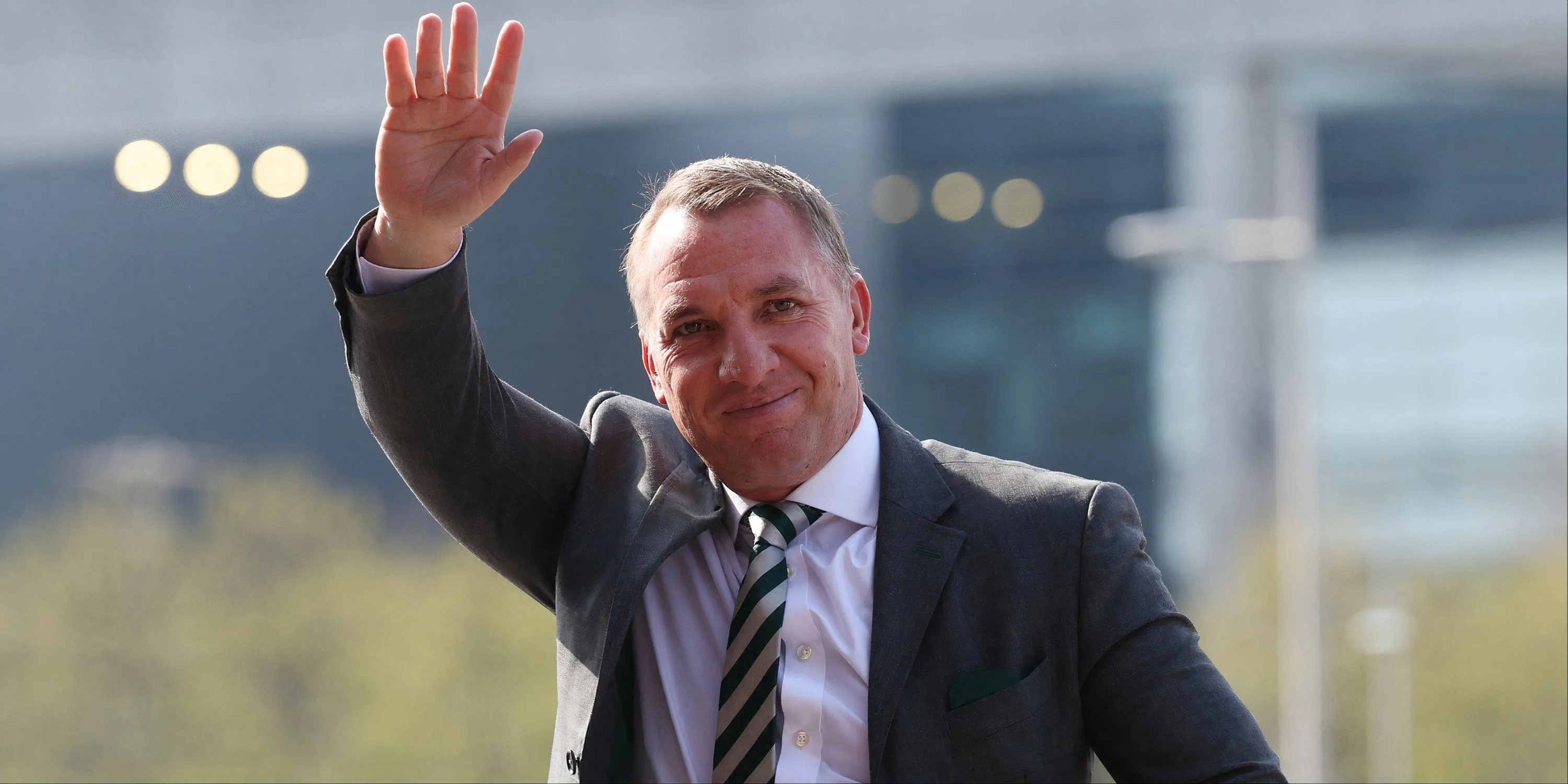 Brendan Rodgers trên sân cỏ, đưa ra những chỉ đạo chiến thuật cho Celtic.