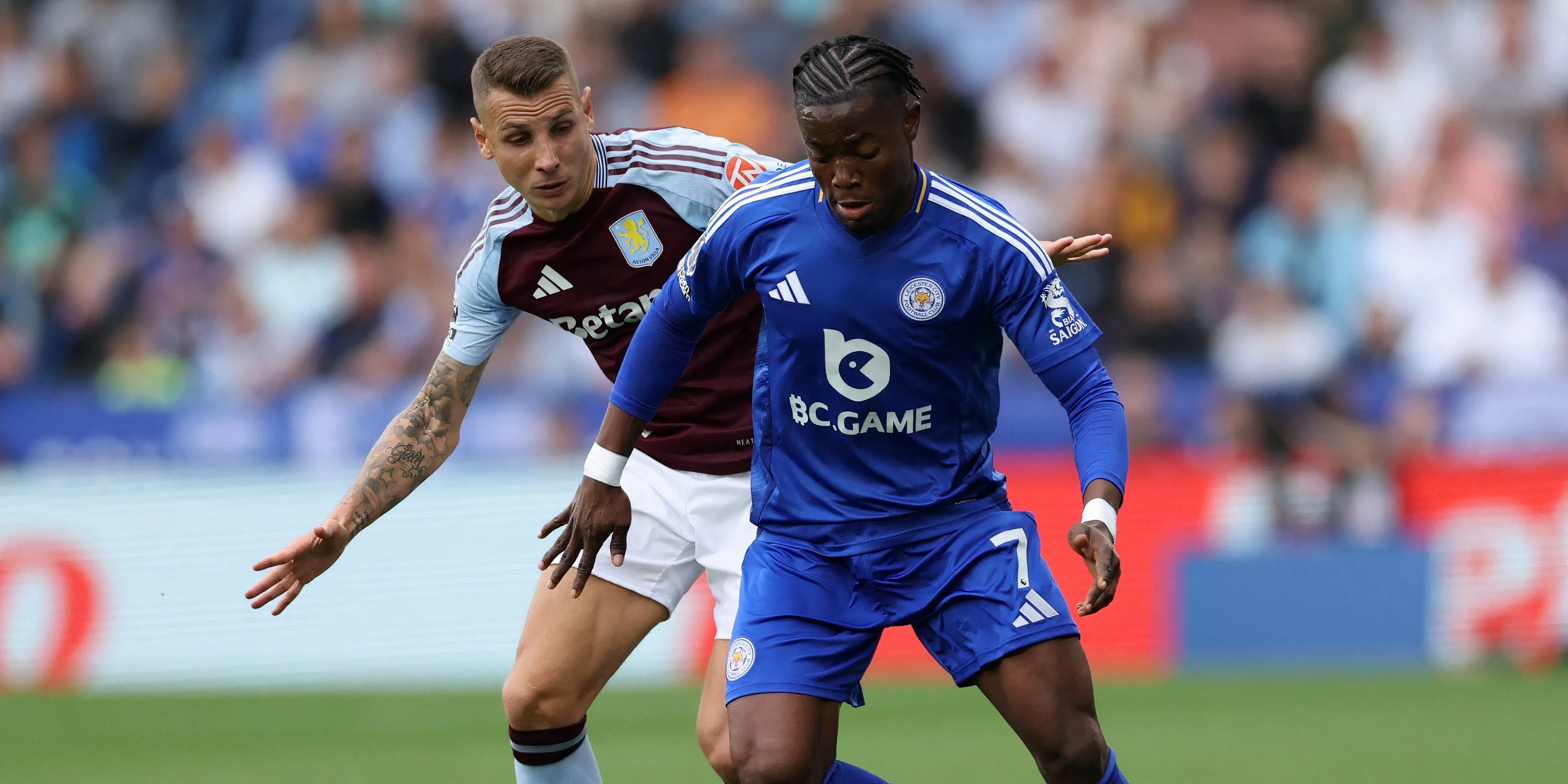 Cầu thủ chạy cánh Abdul Fatawu của Leicester City trên sân cỏ.