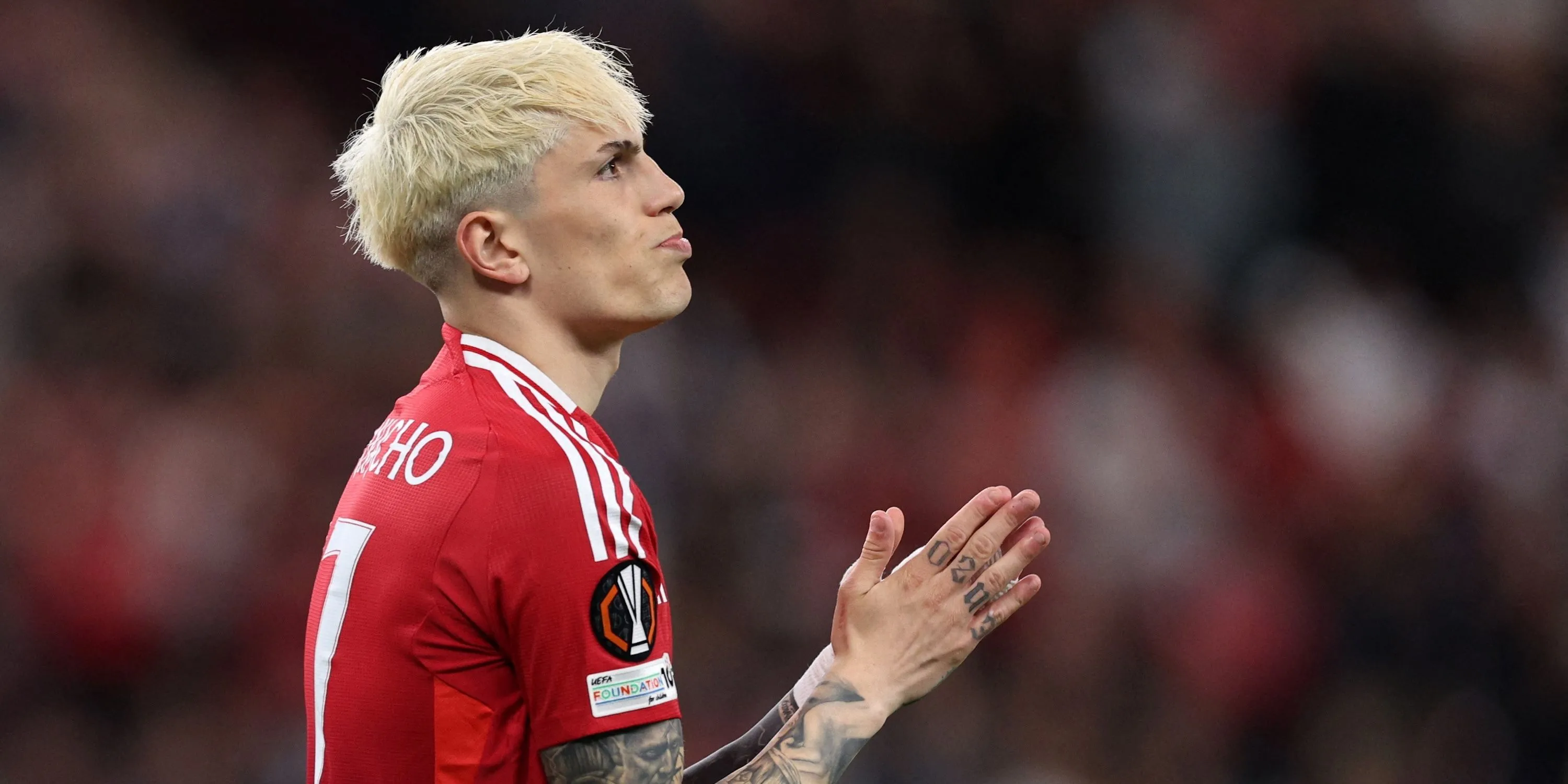 Cầu thủ chạy cánh Alejandro Garnacho của Manchester United đang phản ứng
