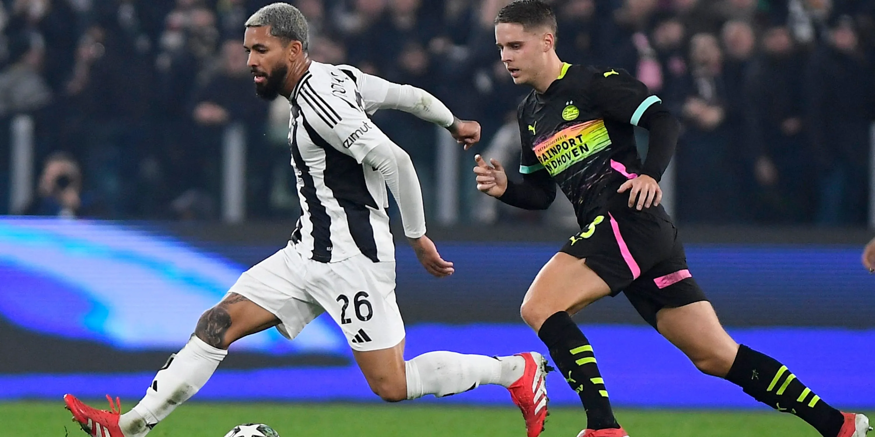 Douglas Luiz trong trận đấu của Juventus với PSV Eindhoven