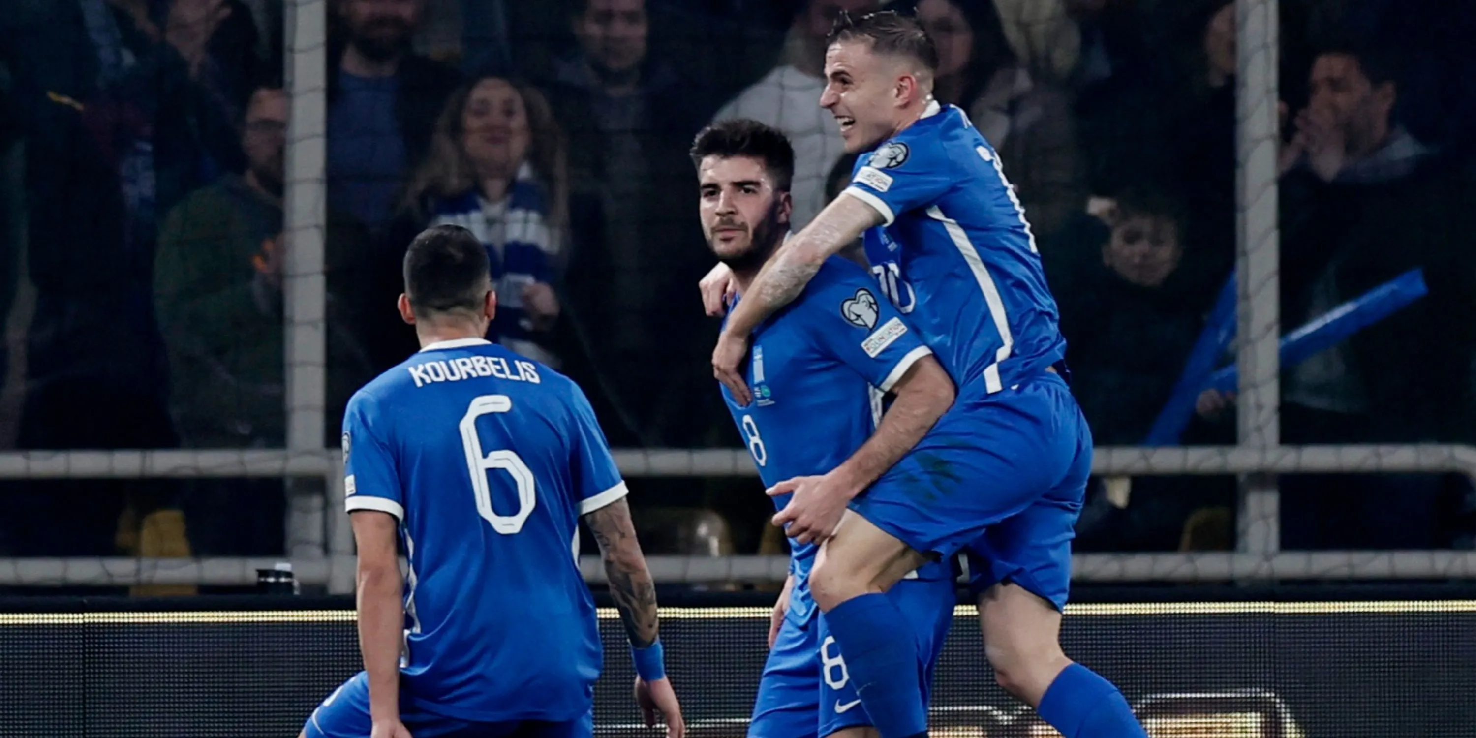 Fotis Ioannidis trong màu áo Panathinaikos, tiền đạo người Hy Lạp đang thể hiện kỹ năng trên sân cỏ.
