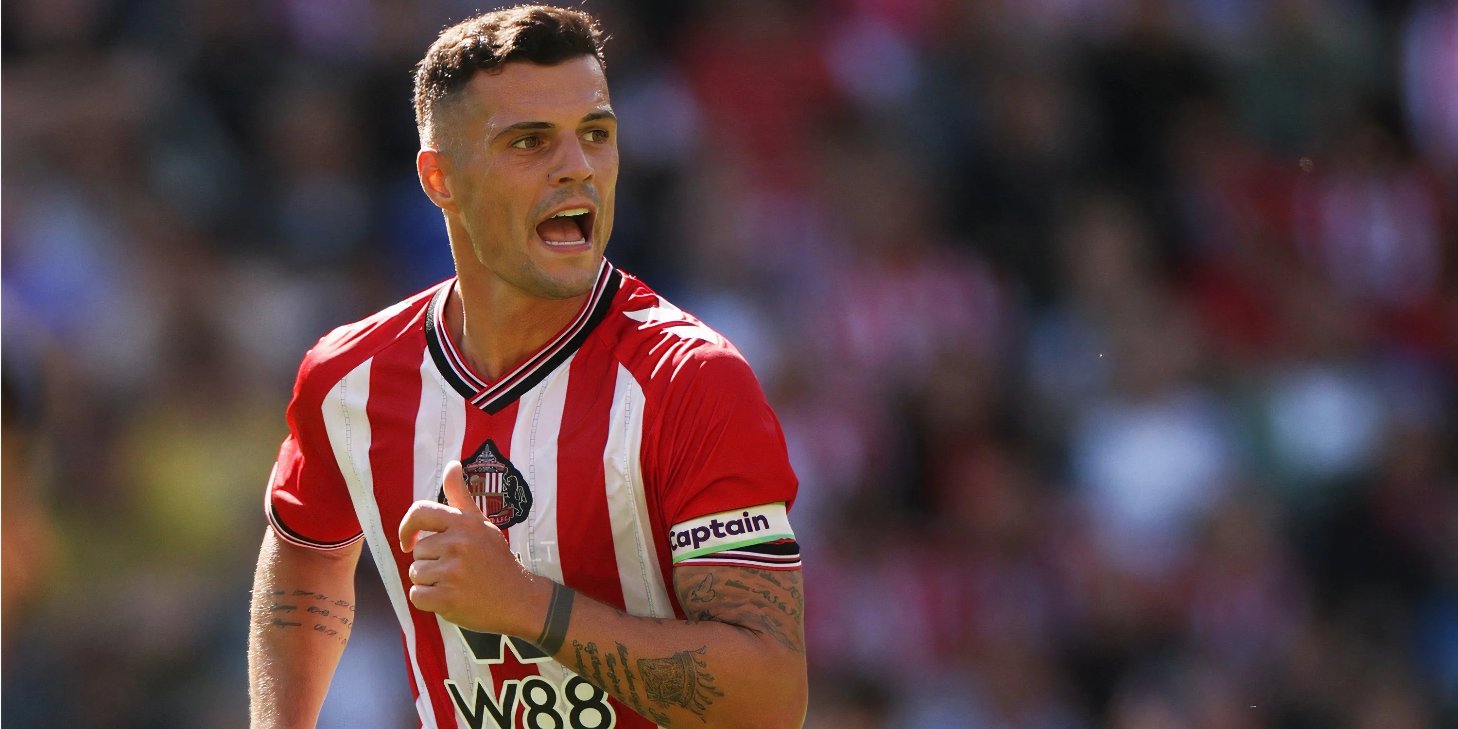 Granit Xhaka trong màu áo Sunderland, tiền vệ chủ chốt tại Ngoại hạng Anh