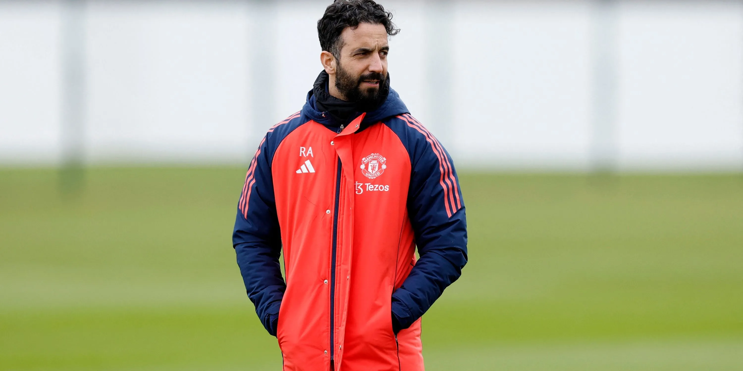 HLV Ruben Amorim của Manchester United trong buổi tập