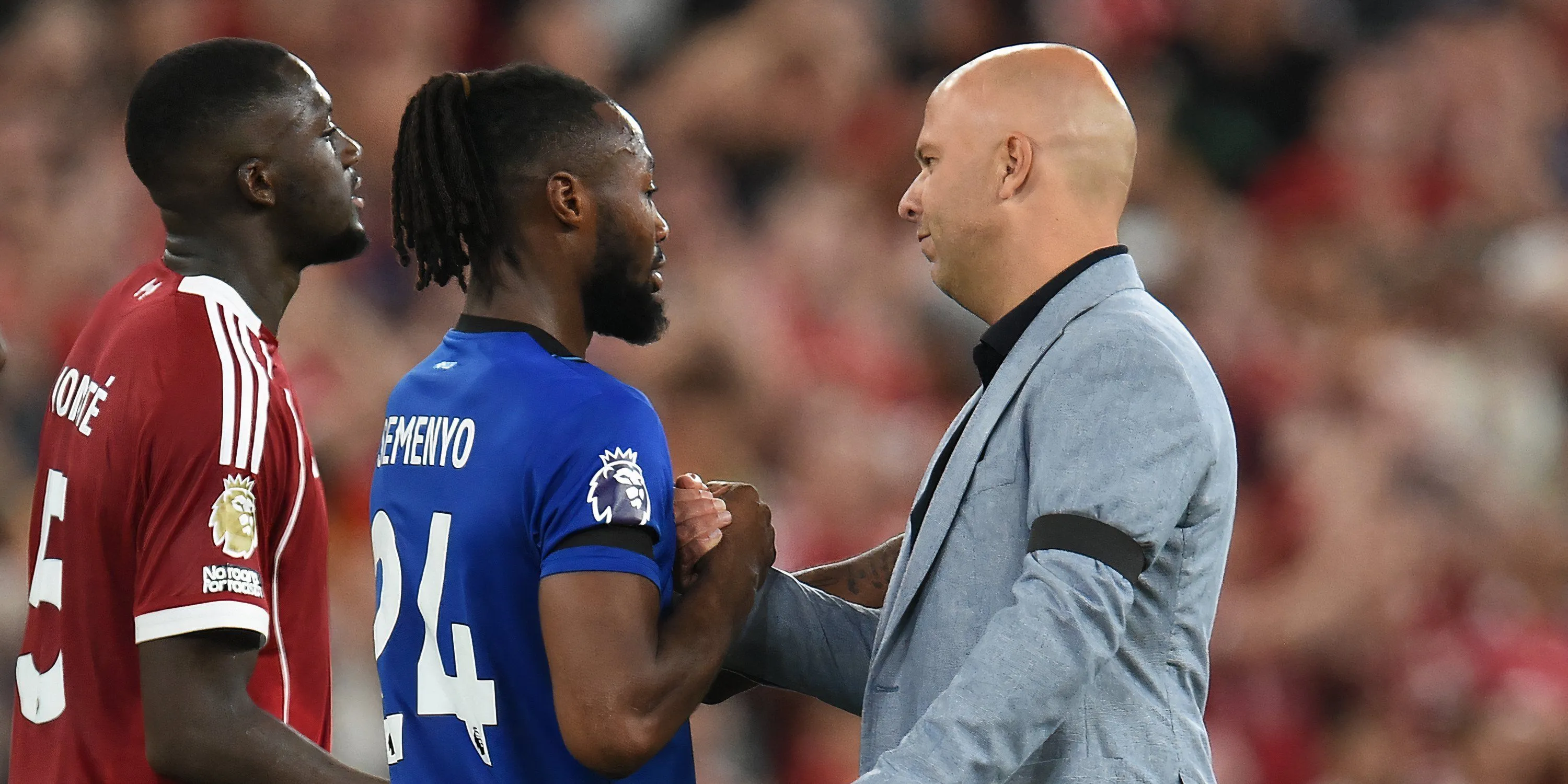 Ibrahima Konate của Liverpool đối đầu với Antoine Semenyo của Bournemouth trên sân Anfield