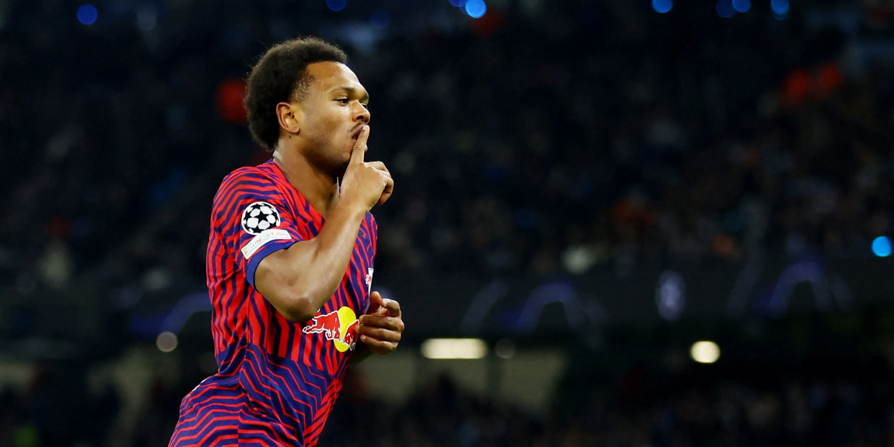 Lois Openda, tiền đạo RB Leipzig trong màu áo Bundesliga, là mục tiêu chuyển nhượng tiềm năng của Aston Villa.