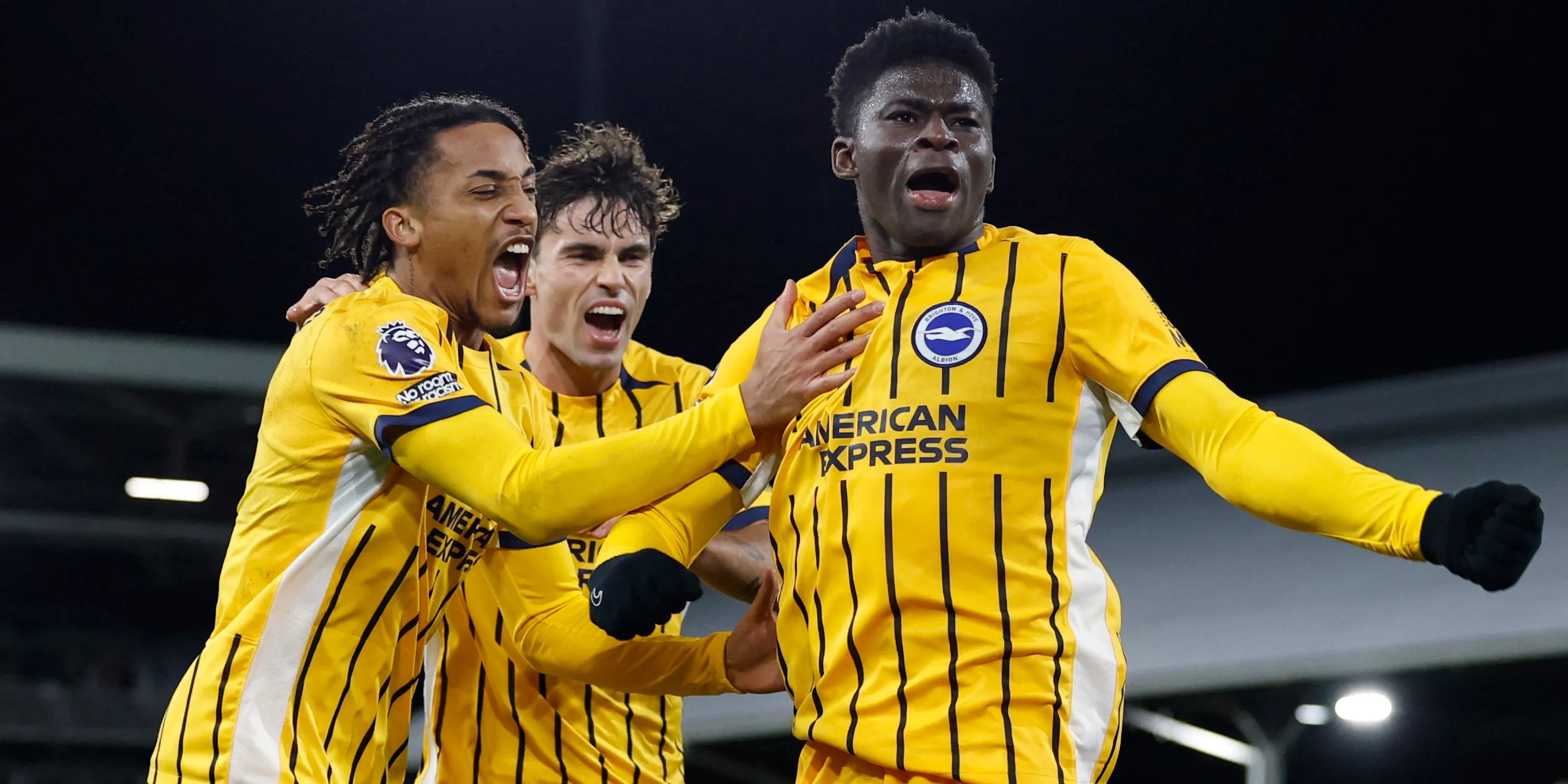 Matt O'Riley (phải) cùng đồng đội Brighton &amp; Hove Albion ăn mừng bàn thắng