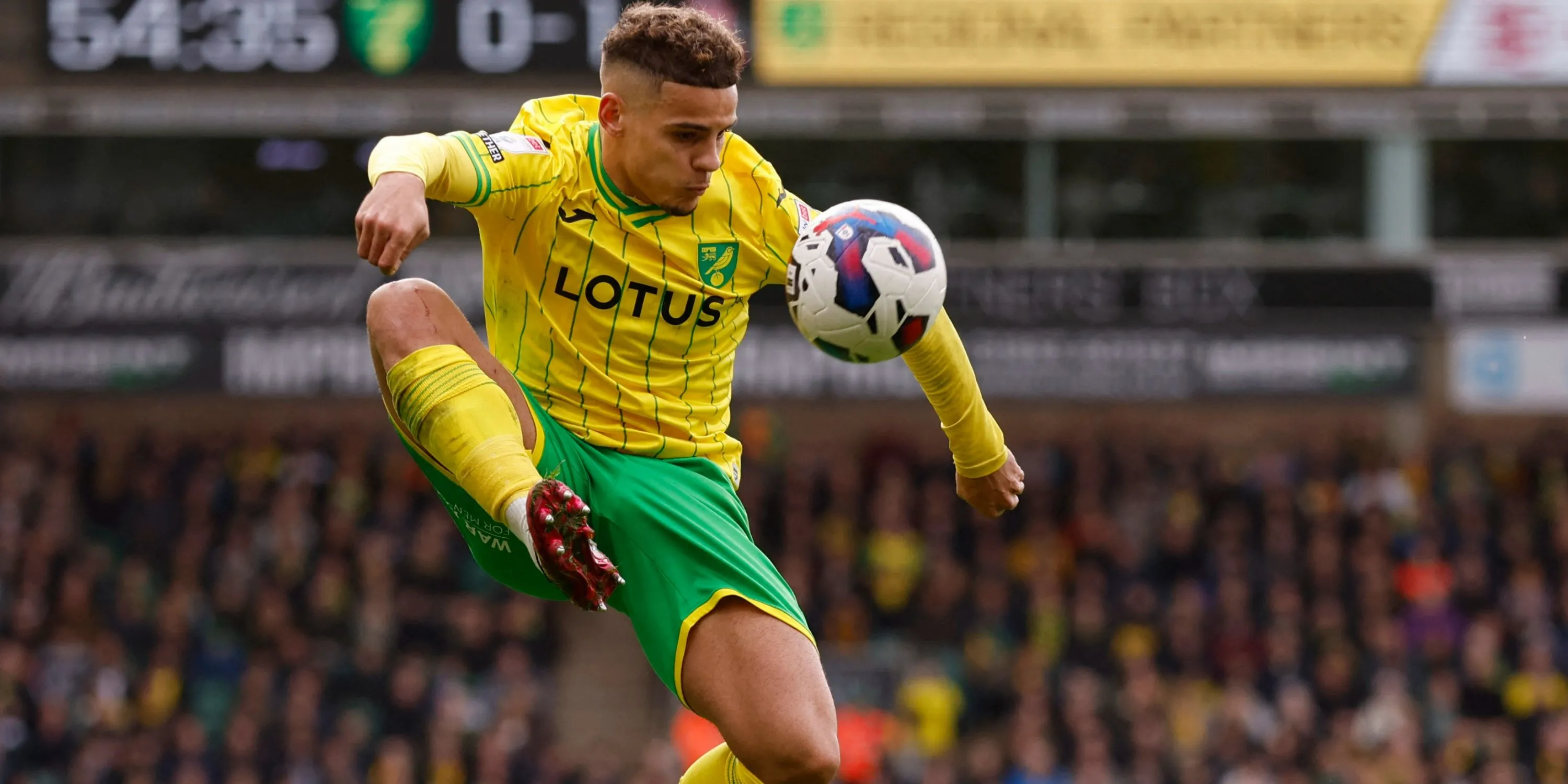 Max Aarons trong màu áo Norwich City, nơi anh chủ yếu thi đấu ở vị trí hậu vệ phải sở trường của mình.