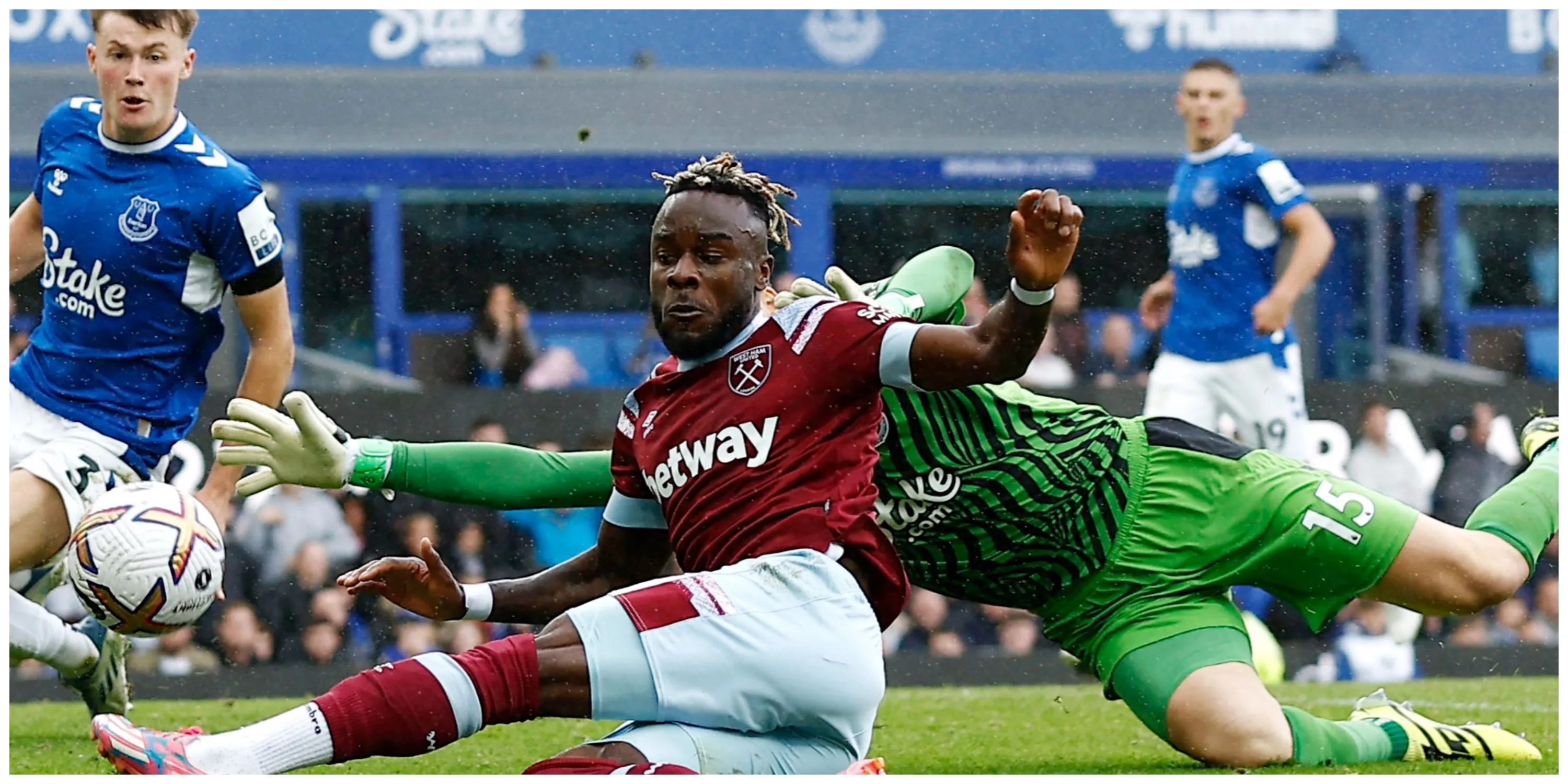 Maxwel Cornet trong màu áo West Ham United chuẩn bị thi đấu trên sân