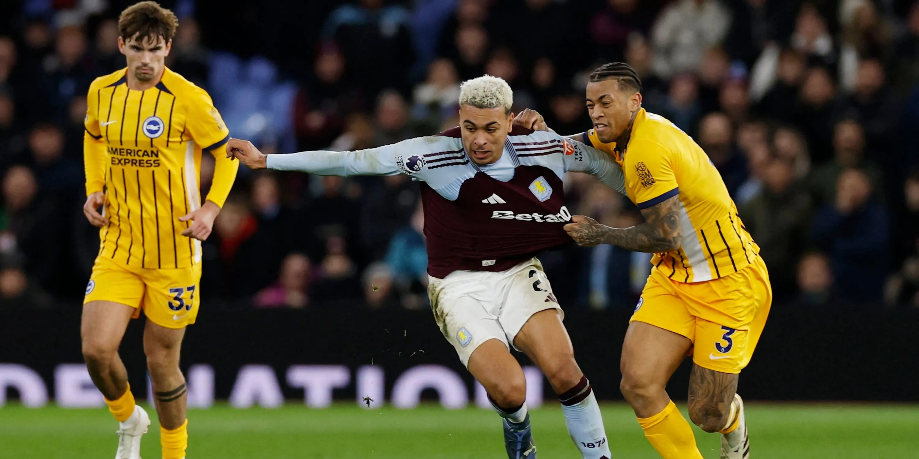 Morgan Rogers của Aston Villa trong pha tranh bóng với Igor Julio của Brighton.