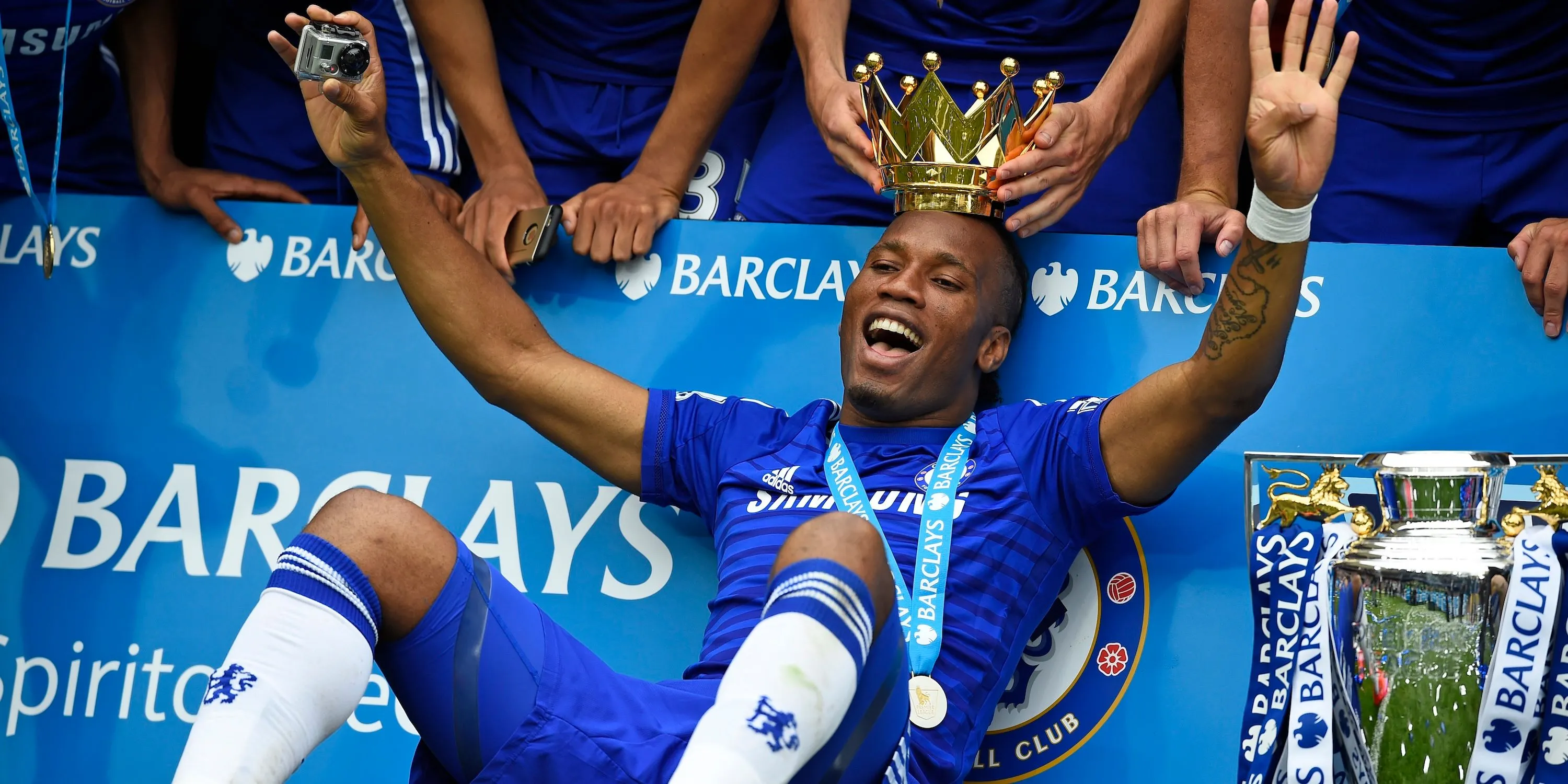 Tiền đạo Didier Drogba của Chelsea ăn mừng cùng cúp vô địch Premier League, biểu tượng cho bản hợp đồng thành công nhất lịch sử CLB theo nhận định của Jose Mourinho.